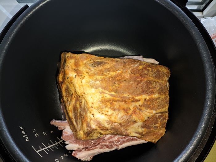 мясное в кастрюле:-))