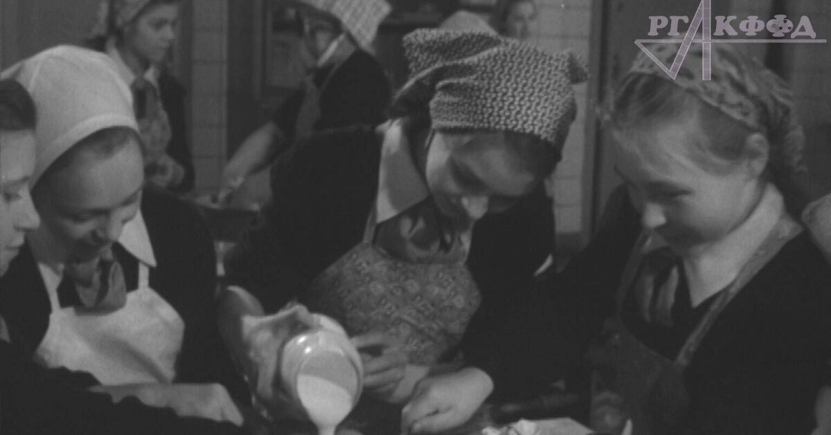 The Russian State Archive of Film, Photo, and Sound Documents is pleased to congratulate women on March 8th. - Pioneers, March 8 - International Women's Day, Pupils, the USSR, March 8, Newsreel, 60th, Archive of Films, Photographs and Sound Recordings, Video, Rutube
