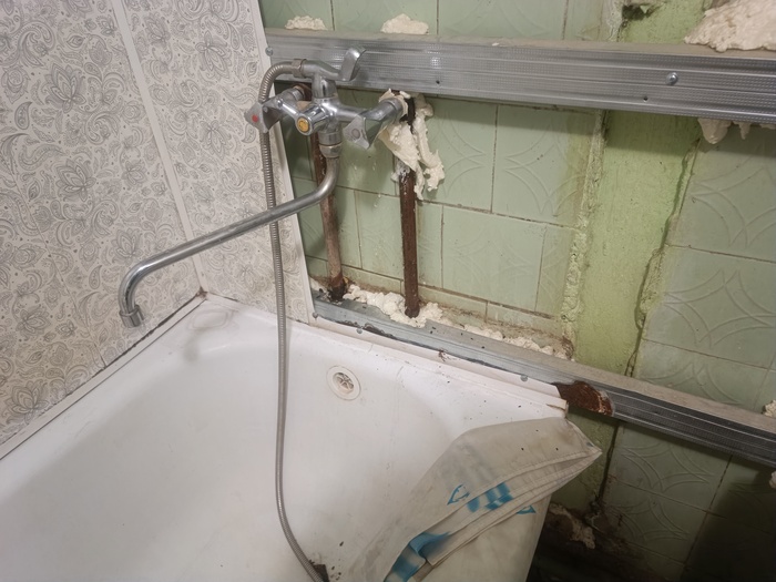 Протечка в трубе слева, прямо у профиля.