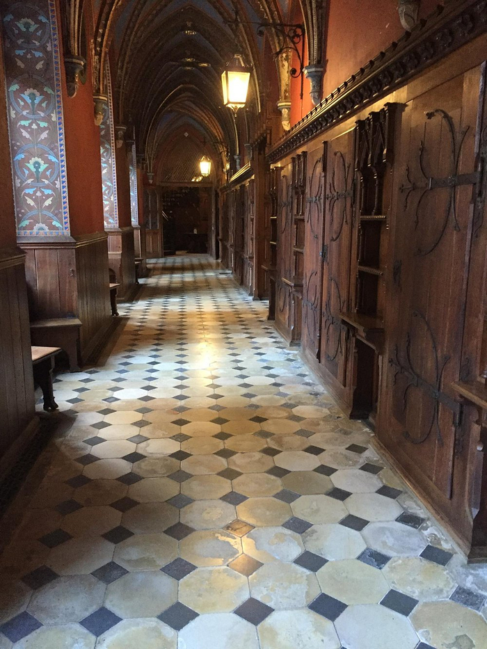 А двери? Они убирались в пол, чтобы освободить пространство для балов. Инженерная мысль била ключом.