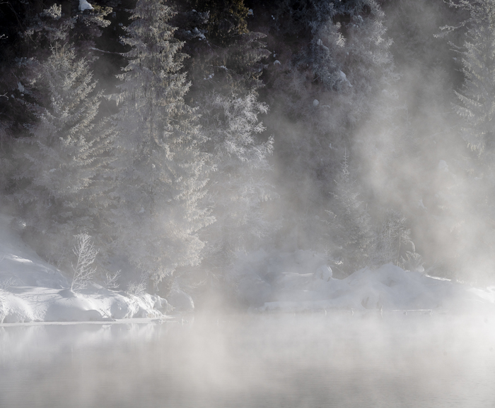 Морозный туман у теплого озера
