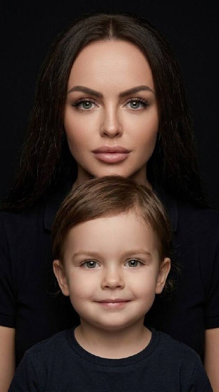 Мама и малыш - студийный портрет