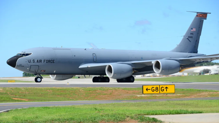 Cамолет-заправщик KC-135