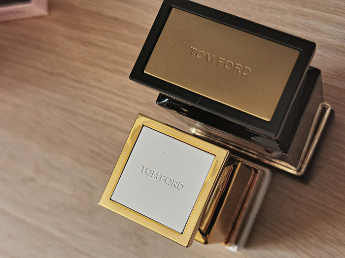 Разный шрифт, у оригинала он ЖИРНЫЙ, а у подделки будто иголкой царапали