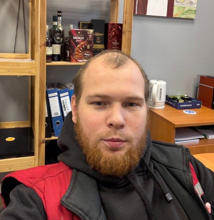 Наш водитель-доставщик Денис из Санкт-Петербурга, не первый год с нами