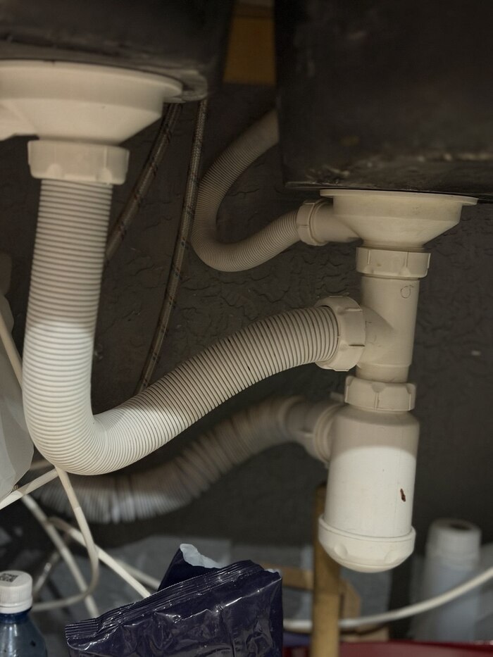 Сифон чистый, а из раковины всё равно пахнет? 4 места в канализации, которые редко проверяют