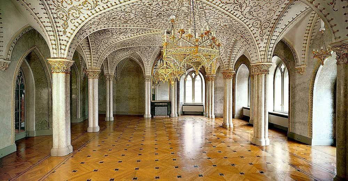 Именно в этом зале 19 сентября 1819 года меня крестили.