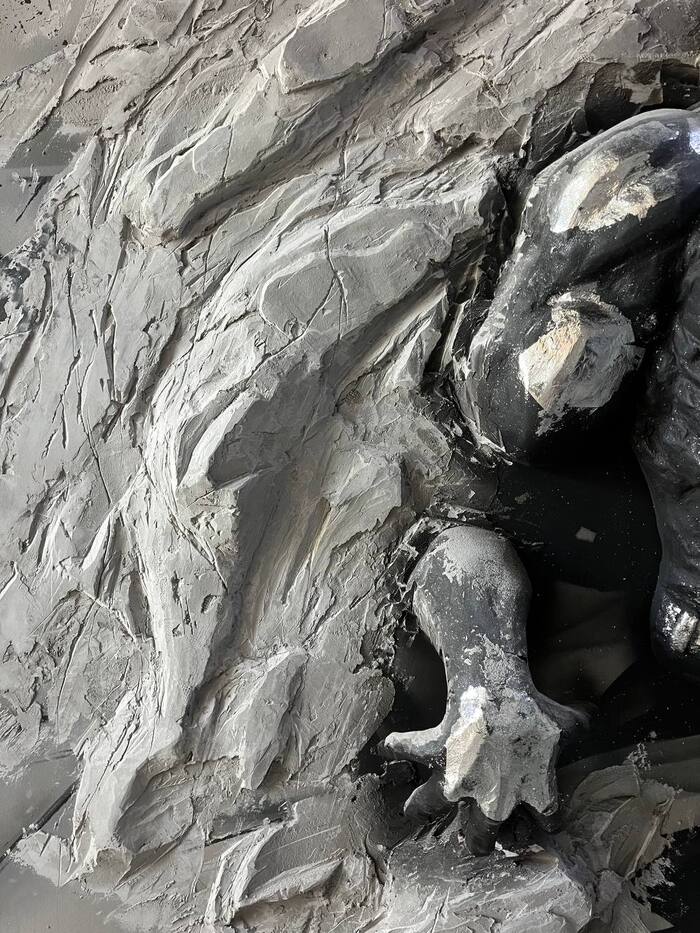 Сбиваем лишнее, выцарапываем трещины, имитируя реальную эрозию скальной поверхности. Если вы хоть раз видели скалы в живую, все должно получиться. Главный принцип - я художник, я так вижу)