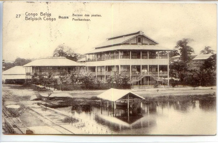 Резиденция генерал-губернатора в Бома. Сборное здание, включавшее множество металлических элементов, было изготовлено в Бельгии, доставлено морем и смонтировано в городе Бома, который являлся столицей Свободного государства Конго.