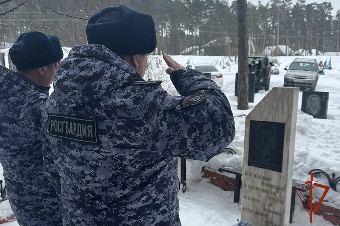 Сотрудники вневедомственной охраны Росгвардии почтили память прапорщика милиции Сергея Дукача