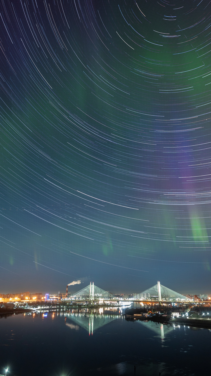 Большой Обуховский мост на фоне звездных треков и полярного сияния