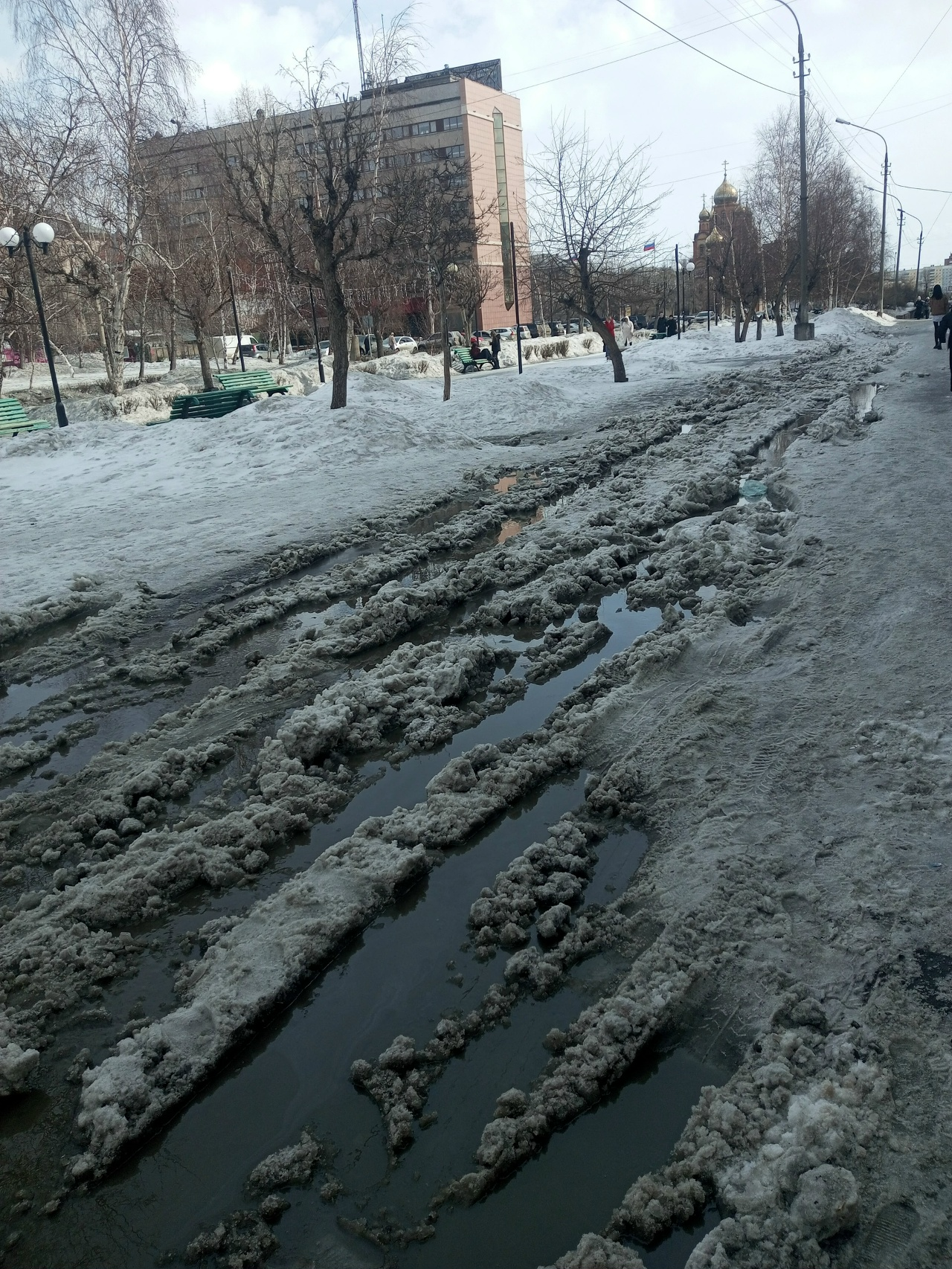 Novosibirsk, Irkutsk, and Ulan-Ude are sailing away, downtown Bratsk is a swamp, and in Barnaul, a parapet nearly crushed a man (4 videos + 2 photos) - Short videos, Vertical video, With sound, Mash, Novosibirsk, Irkutsk, Ulan-Ude, Bratsk, Barnaul, Siberia, Buryatia, Irkutsk region, Altai region, Housing and communal services, Snow, The street, Road, Snow removal, Courtyard, Video, Negative, Longpost, Siberians