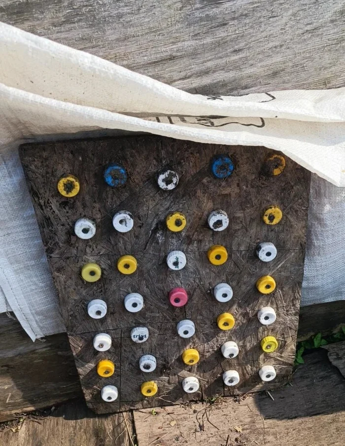 Вид у него уже потрёпанный, но ему уже 5 год пошел. Один раз поменяли дощечку - начала ломаться от старости и сырости. Младший просто перекрутил крышки на другую.