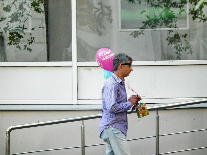 Ответ на пост «А я иду к тебе на встречу, а я несу тебе цветы»