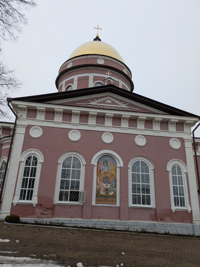 Знакомый знак под крышей