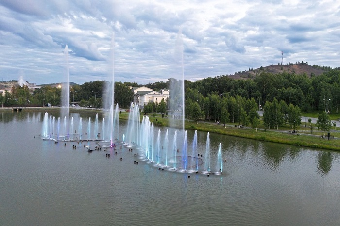 Светомузыкальный фонтан и набережная городского пруда в Карабаше. Фото: «Карабашмедь»