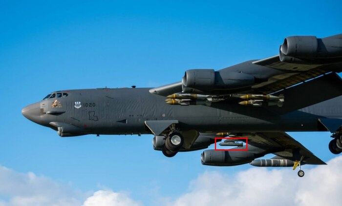 �������������� B-52H Stratofortress ��� ��� � ��������� ���������� ����������� AN/AAQ-33 Sniper � ��������� ����������� �������������� �������� GBU-31 JDAM, ���������� ��� ��������� ������ �� �����. ����������� ��-����� �������� �������������