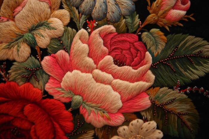 Чем-то она напоминает жостовскую роспись. В детстве я пыталась подсчитать, сколько оттенков в каждом цветке и листе. Здесь то ли восемь, то ли девять.