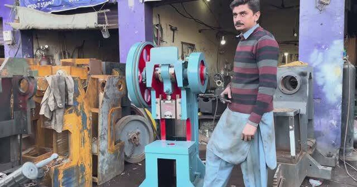 Пакистанские специалисты изготовили пресс. Сварка, токарные работы - Пакистан, Производство, Станок, Сварка, Пакистанские технологии, Как это сделано, Пакистанцы, Изготовление, Видео, Rutube