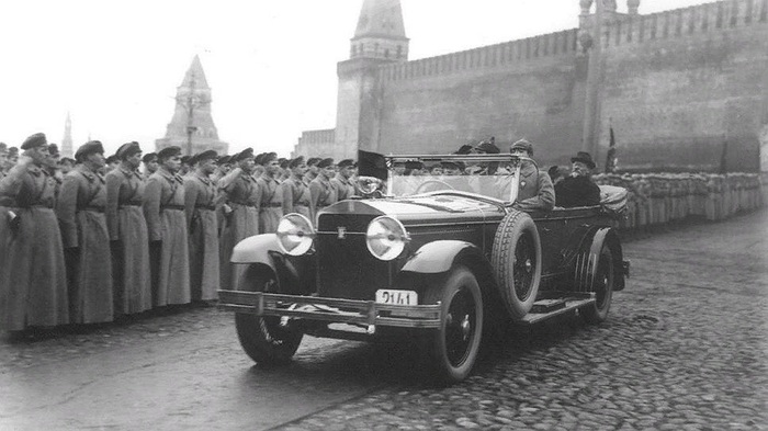 Рис. 3. 1930 Москва, Красная площадь, Спасская башня, выезд Главы Правительства (Председателя ВЦИК) М.И.Калинина на членовозе Isotta Fraschini Tipo 8A