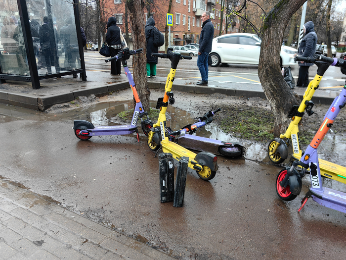 Типичная картина: электросамокаты в городе. Все фото автора