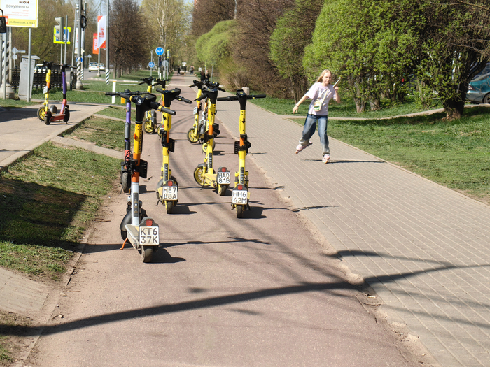 Велодорожка есть, но она забита самокатами