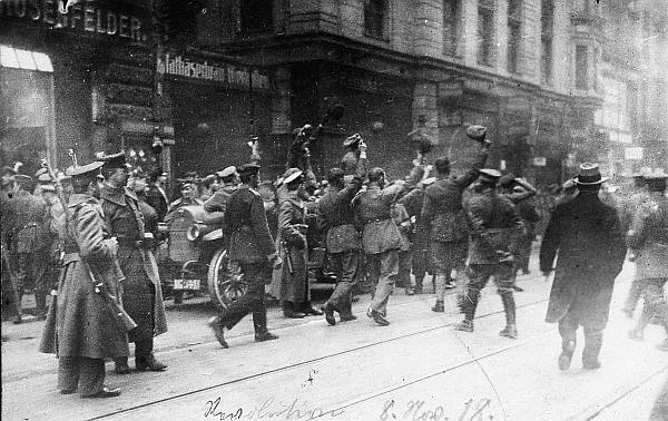 Ликующие солдаты перед пивной «Матезерброй» в Мюнхене 8 ноября 1918 года.
