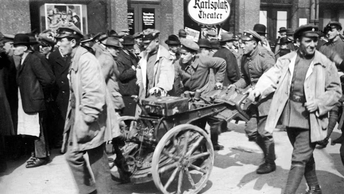 Солдаты Красной Армии в апреле 1919 года возле площади Штахус в Мюнхене с минометом, заряженным ручными гранатами, и ящиком с боеприпасами.