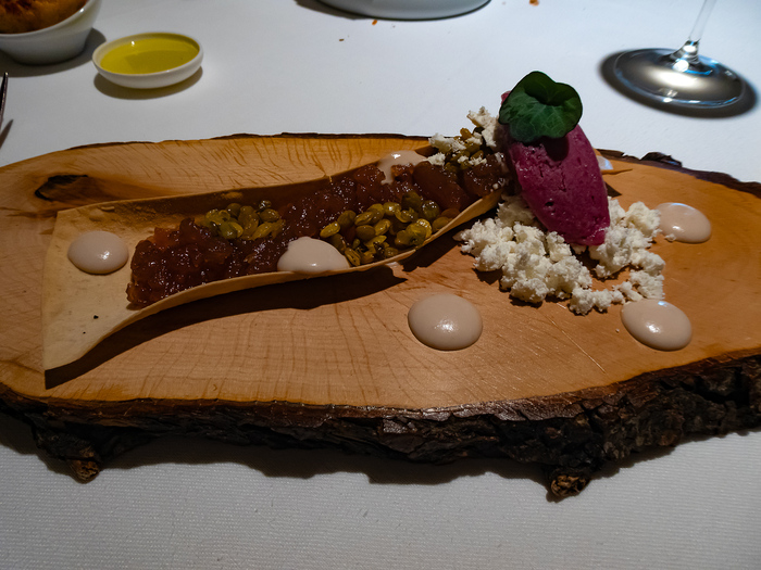 Tartara di Tonno in Corteccia di Crapiata, Briciole di Olio Affumicato e Gelato di Cipolla Rossa