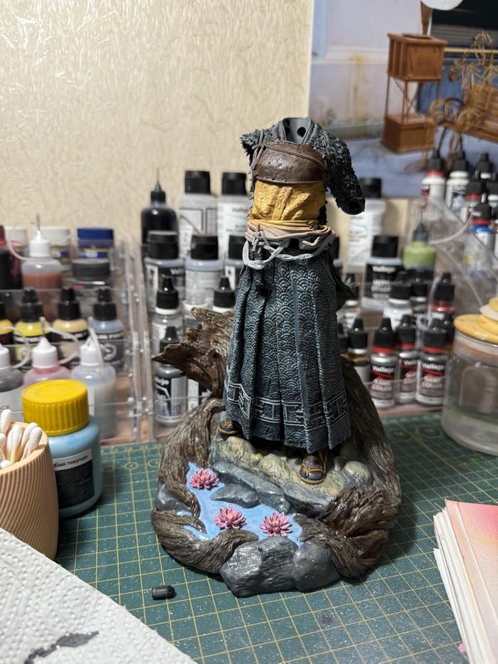 Одежда так же была покрашена mr Hobby, после драйбраш водным акрилом, и черными чернилами.