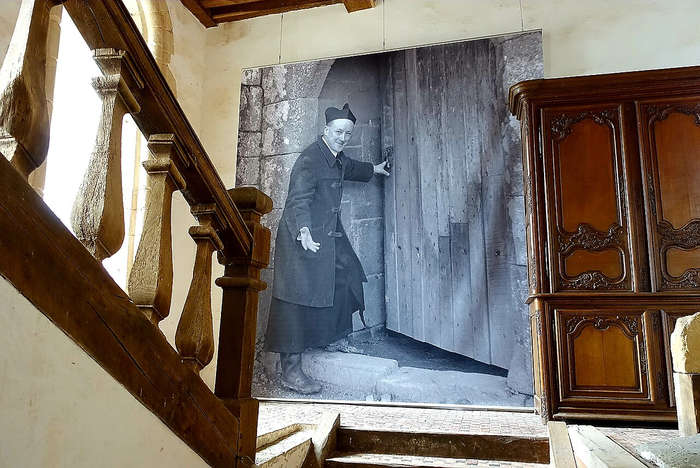 Аббатство Люцерн. Лестница трапезной и портрет аббата Лелегара.