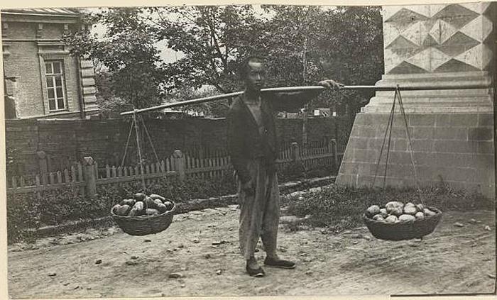�������� ������� �� �����, 1908�1910 ���� (<!--noindex--><a href="https://pikabu.ru/story/nosili_mebel_na_spine_i_razezzhali_po_gorodu_na_konyakh__rassmatrivaem_vekovyie_foto_zhiteley_vladivostoka_13927253?u=http%3A%2F%2Fpastvu.com&t=pastvu.com&h=44ec87a553be7941f5f3d0340aab231e0bb40a9c" title="http://pastvu.com" target="_blank" rel="nofollow noopener">pastvu.com</a><!--/noindex-->)