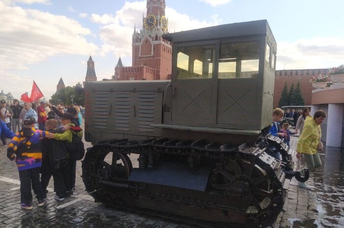На Красной площади раздавили бульдозером 30 тысяч телефонов с установленным VPN