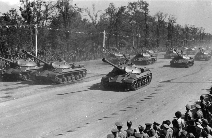 Колонна ИС-3 на параде в Берлине 7 сентября 1945 года