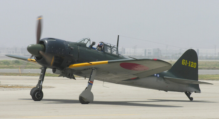 Mitsubishi A6M Zero (кодовое имя союзников — Zeke) — один из сохранившихся экземпляров знаменитого японского истребителя (<a href="https://pikabu.ru/story/pochemu_il76_iskrenniy_a_tu95_medved_13964860?u=https%3A%2F%2Fcommons.wikimedia.org%2Fwiki%2FFile%3AMitsubishi_A6M_Zero%2C_Chino%2C_California.jpg&t=%D0%98%D1%81%D1%82%D0%BE%D1%87%D0%BD%D0%B8%D0%BA&h=a50e33bbf72ed22f36760313e1168391896ae3b2" title="https://commons.wikimedia.org/wiki/File:Mitsubishi_A6M_Zero,_Chino,_California.jpg" target="_blank" rel="nofollow noopener">Источник</a>)