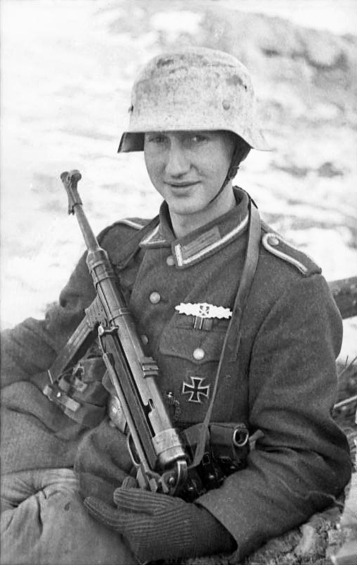 �������� �����-������ � ����������-�������� MP-40. (<a href="https://pikabu.ru/story/_tak_ona_i_poplyivet_13974575?u=https%3A%2F%2Fcommons.wikimedia.org%2Fwiki%2FFile%3ABundesarchiv_Bild_101I-278-0899-26%2C_Russland%2C_Soldat_mit_MP_40_im_Schnee.jpg&t=%D0%98%D1%81%D1%82%D0%BE%D1%87%D0%BD%D0%B8%D0%BA&h=0e489196df9cffb936493ce53f85f0c9b5399962" title="https://commons.wikimedia.org/wiki/File:Bundesarchiv_Bild_101I-278-0899-26,_Russland,_Soldat_mit_MP_..." target="_blank" rel="nofollow noopener">��������</a>)