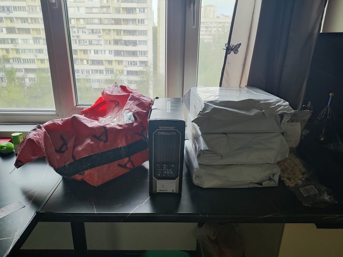 А там 3 пакета ещё - 2 таких же сушилки и планшет. И на всех наклейки в разные пвз.