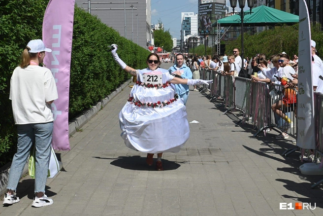 ��� ������ ����-������ ��������: ������� ���������/ <!--noindex--><a href="https://pikabu.ru/story/v_tsentr_ekaterinburga_sbezhalas_tolpa_nevest_vse_radi_koltsa_s_ogromnyim_brilliantom_13978000?u=http%3A%2F%2FE1.RU&t=E1.RU&h=d14cb2f4849bc246a517d6332b909846dc263a36" title="http://E1.RU" target="_blank" rel="nofollow noopener">E1.RU</a><!--/noindex-->