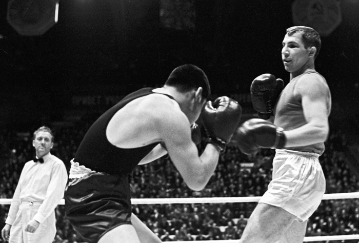 Валерий Попенченко (справа). Фото: <a href="https://pikabu.ru/story/proklyatie_chempionov_8_zagadochnyikh_smertey_sportsmenov_do_sikh_por_pugayut_mir_13986140?u=http%3A%2F%2Fria.ru%2F&t=%D0%A0%D0%98%D0%90%20%D0%9D%D0%BE%D0%B2%D0%BE%D1%81%D1%82%D0%B8&h=95cfc105819a6bbe784e4ead6d4e493da37403f0" title="http://ria.ru/" target="_blank" rel="nofollow noopener">РИА Новости</a>/ Юрий Сомов