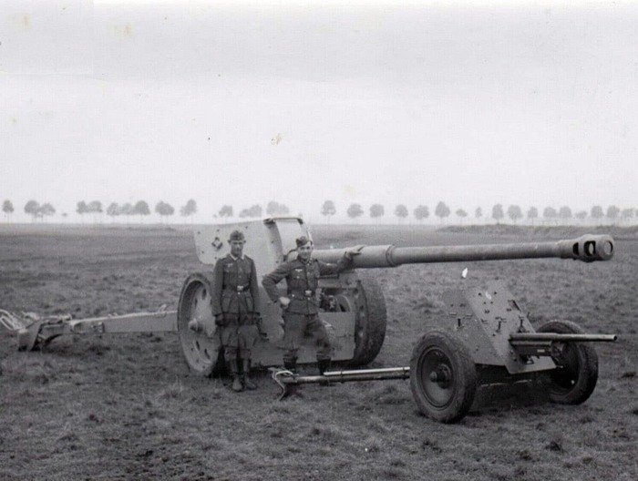 Слева — Pak 43/41 калибра 88 мм, по сути, зенитка, приспособленная для борьбы с танками в конце войны; справа — Pak 36 калибра 37 мм, «дверной молоток» начала войны. (<a href="https://pikabu.ru/story/yevolyutsiya_pto_vo_vtoroy_mirovoy_14001384?u=https%3A%2F%2Fforum.enlisted.net%2Ft%2Fi-am-once-again-asking-for-heavy-at-guns-for-t4-5-for-dealing-with-grey-zone-camping-tanks%2F131798%3Futm_medium%3Dorganic%26utm_source%3Dyandexsmartcamera&t=%D0%98%D1%81%D1%82%D0%BE%D1%87%D0%BD%D0%B8%D0%BA&h=2b5a93181c8f2de4041ad5d726c828081993bdb8" title="https://forum.enlisted.net/t/i-am-once-again-asking-for-heavy-at-guns-for-t4-5-for-dealing-with-grey..." target="_blank" rel="nofollow noopener">Источник</a>)