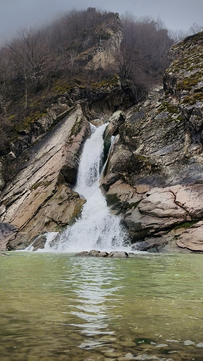 Ханахсий водопад красив даже в марте