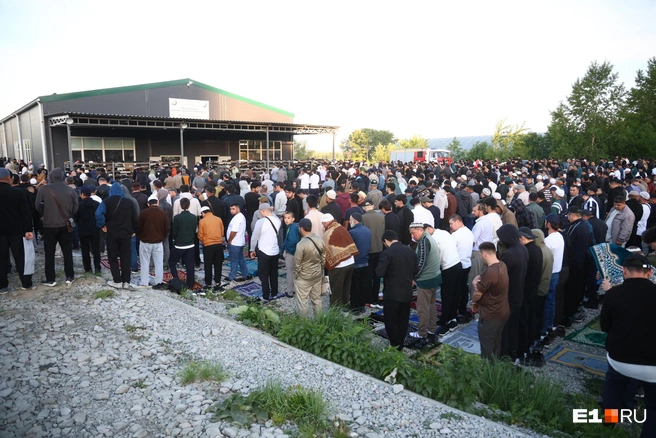 Источник: Владислав Лоншаков / <!--noindex--><a href="https://pikabu.ru/story/zachem_rezat_barana_kak_tyisyachi_musulman_sobralis_na_molitvu_na_sortirovke_14009835?u=http%3A%2F%2FE1.RU&t=E1.RU&h=d14cb2f4849bc246a517d6332b909846dc263a36" title="http://E1.RU" target="_blank" rel="nofollow noopener">E1.RU</a><!--/noindex-->