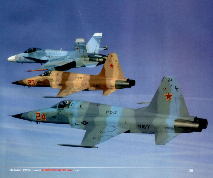 F-18 Hornet и два F-5 Tiger из эскадрильи "Агрессор".