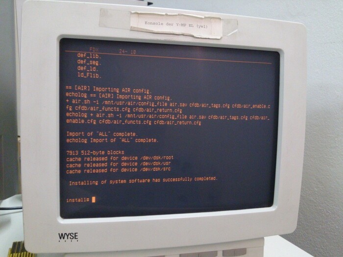 Завершение установки на одном из сохранившихся Cray Y-MP, консоль - реальный терминал Wyse тех лет.