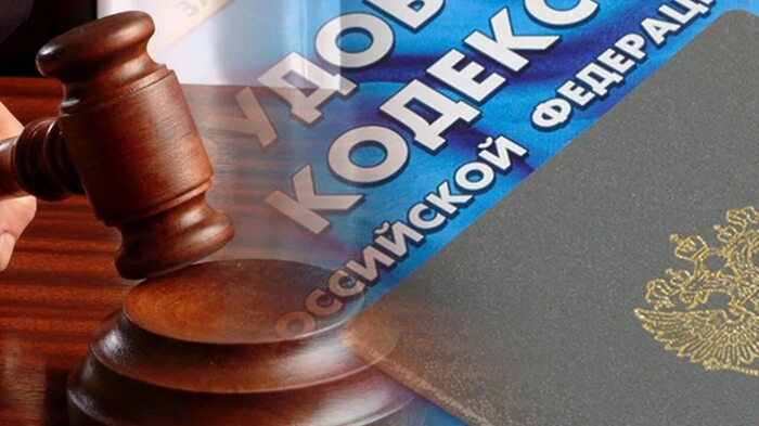 Женщина судилась за оплату переработок — но суд решил, что она просто сама оставалась на работе допоздна