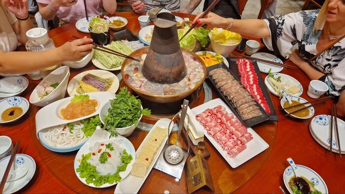 Hot pot, варишь всякое, а на вкус хрень, спасает только соус)