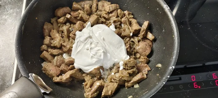 Beef liver Stroganoff with mashed potatoes - Series Male Homemade
, My, Recipe, Men's cooking, Liver, Dinner, Vegetables, Food, Potato, Puree, Sour cream, Cooking for the lazy, Meat, The photo, Mobile photography, Cooking, Kitchen, Preparation, Tableware, Pickles, Longpost