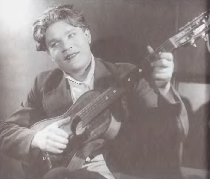 Михаил Пуговкин в роли Петра в спектакле «Москвичка», 1943 год.