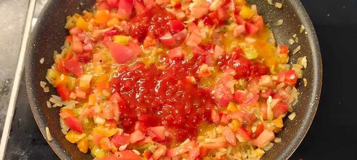 Shakshuka Scrambled Eggs! - Series Male Homemade
, My, Men's cooking, Recipe, Shakshuka, Omelette, Eggs, Breakfast, Food, Yummy, Preparation, Cooking, Vegetables, Other cuisine, Tableware, Bread, Cooking for the lazy, Spices, The photo, Longpost