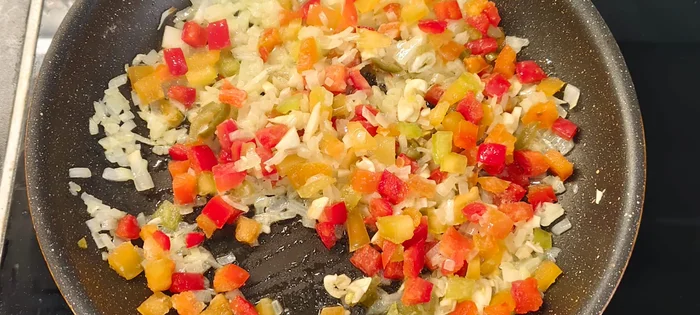 Shakshuka Scrambled Eggs! - Series Male Homemade
, My, Men's cooking, Recipe, Shakshuka, Omelette, Eggs, Breakfast, Food, Yummy, Preparation, Cooking, Vegetables, Other cuisine, Tableware, Bread, Cooking for the lazy, Spices, The photo, Longpost